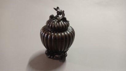 CHINE ou JAPON.

Brûle-parfum couvert en...