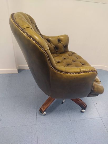 Fauteuil de bureau style Chesterfield.

Garniture...