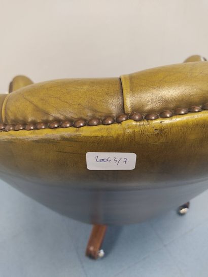 Fauteuil de bureau style Chesterfield.

Garniture...