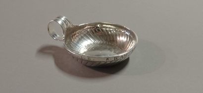 PARIS, 1754.

Taste-vin en argent.

Corps...