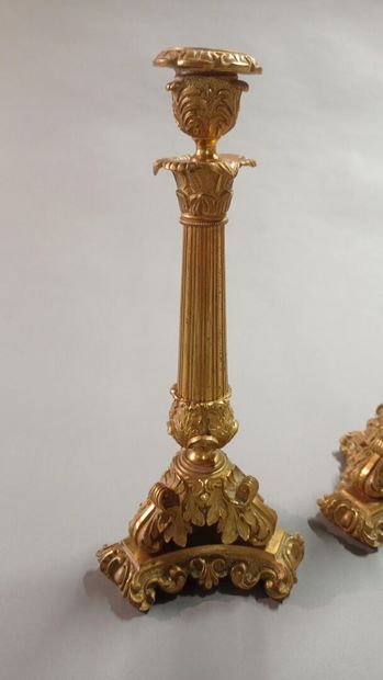 Paire de bougeoirs en bronze doré et ciselé.

Fût...