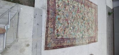 
Grand tapis noué main à décor d'animaux,...
