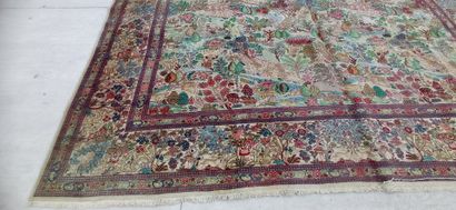 
Grand tapis noué main à décor d'animaux,...
