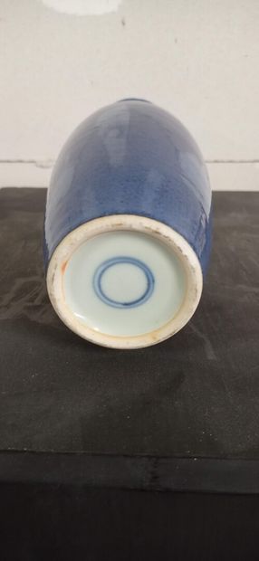 CHINE.

Petit vase de forme balustre à col...
