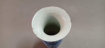 CHINE.

Vase à col évasé en porcelaine bleue...