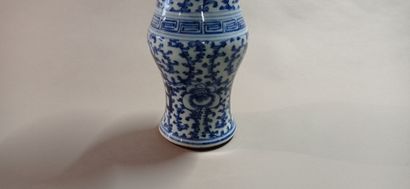 CHINE.

Vase à col évasé en porcelaine bleue...