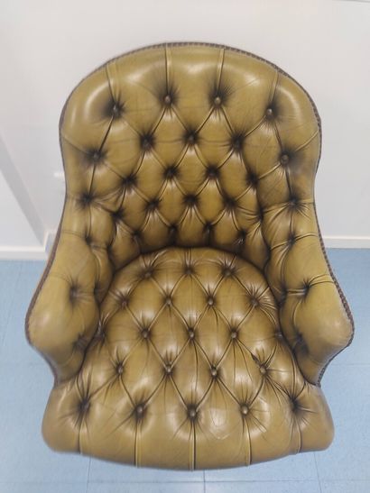 Fauteuil de bureau style Chesterfield.

Garniture...