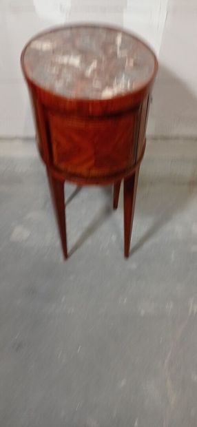 Table de salon de forme tambour, toutes faces...
