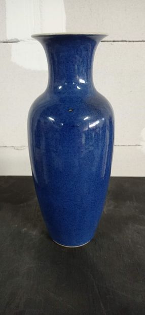 CHINE.

Petit vase de forme balustre à col...