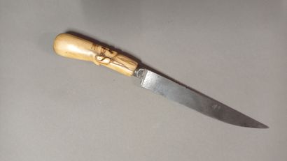 





Couteau au manche en os à décor stylisé...