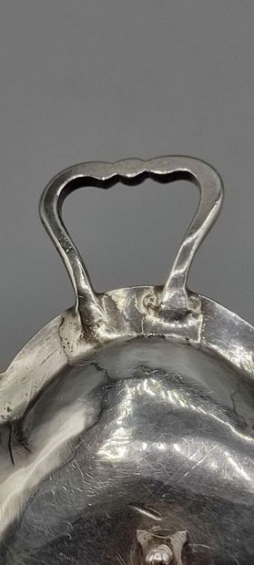 ARRAS 1785.

Porte-huilier en argent au plateau...