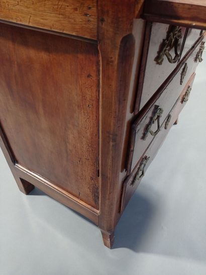 Commode scribane en noyer et bois naturel.

Elle...