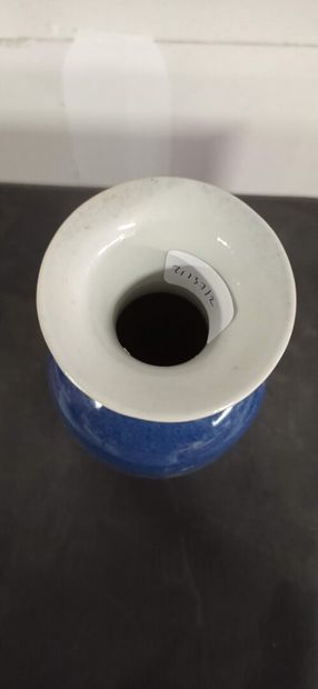 CHINE.

Petit vase de forme balustre à col...