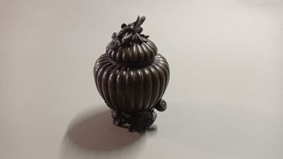 CHINE ou JAPON.

Brûle-parfum couvert en...