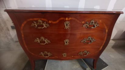 Commode galbée toutes faces en placage d'acajou...