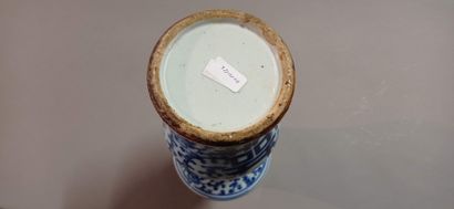 CHINE.

Vase à col évasé en porcelaine bleue...