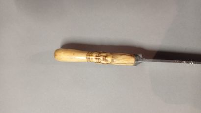 





Couteau au manche en os à décor stylisé...