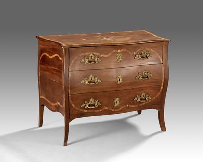 Commode galbée toutes faces en placage d'acajou...