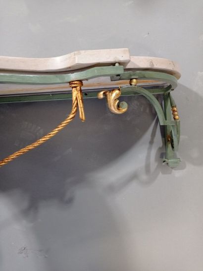 Console en métal à patine verte et dorée.

La...