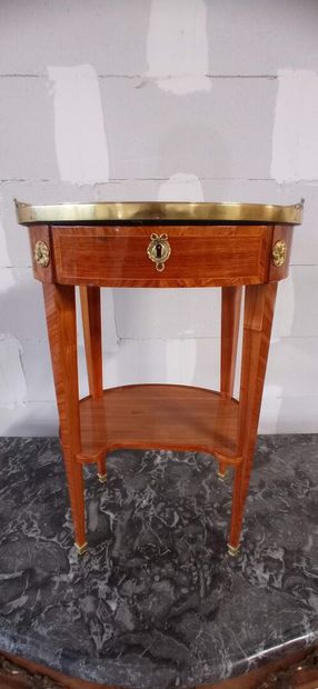 Table de salon de forme circulaire toutes...