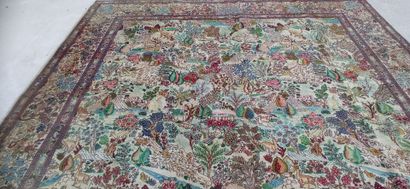 
Grand tapis noué main à décor d'animaux,...