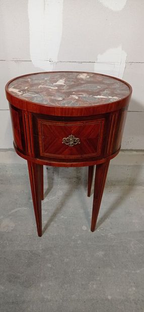 Table de salon de forme tambour, toutes faces...