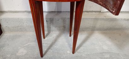 Table de salon de forme tambour, toutes faces...