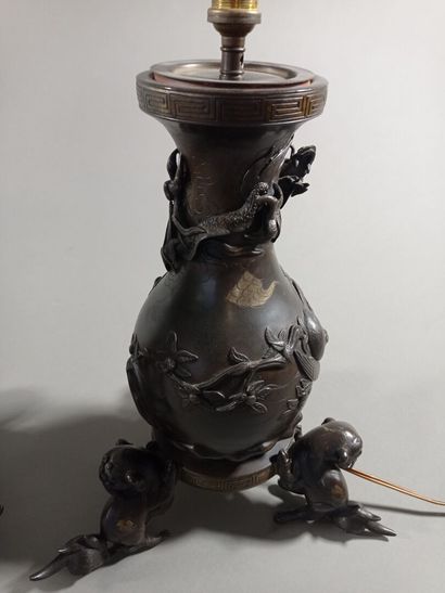 CHINE ou JAPON.

Paire de vases en bronze...