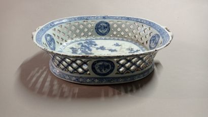 CHINE.

Bannette en porcelaine bleue et blanche.

Décor...