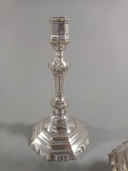 Paire de bougeoirs en bronze argenté.

Fût...