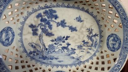 CHINE.

Bannette en porcelaine bleue et blanche.

Décor...