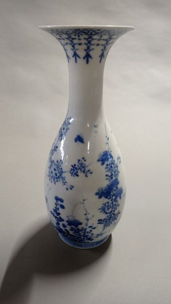 CHINE ou JAPON.

Vase à large col en porcelaine...