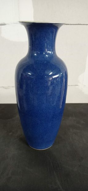 CHINE.

Petit vase de forme balustre à col...