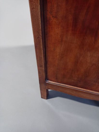 Commode scribane en noyer et bois naturel.

Elle...