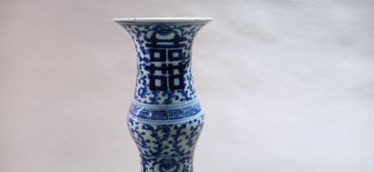 CHINE.

Vase à col évasé en porcelaine bleue...