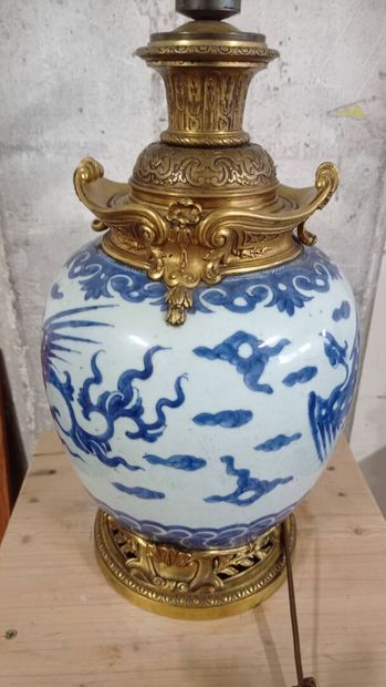 CHINE.

Vase monté en lampe en porcelaine...