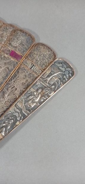 CHINE.

Curieux éventail en argent, vermeil...