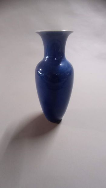 CHINE.

Petit vase de forme balustre à col...