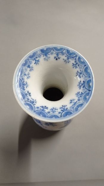 CHINE ou JAPON.

Vase à large col en porcelaine...
