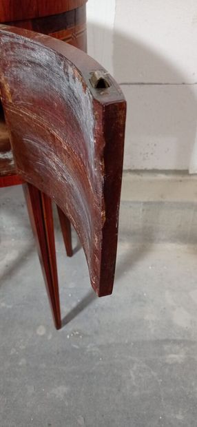 Table de salon de forme tambour, toutes faces...