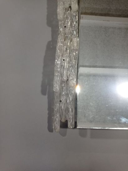 Curieux miroir éclairant à décor sur les...