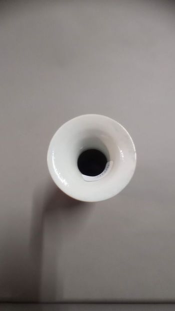 CHINE.

Petit vase de forme balustre à col...