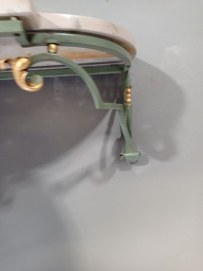 Console en métal à patine verte et dorée.

La...
