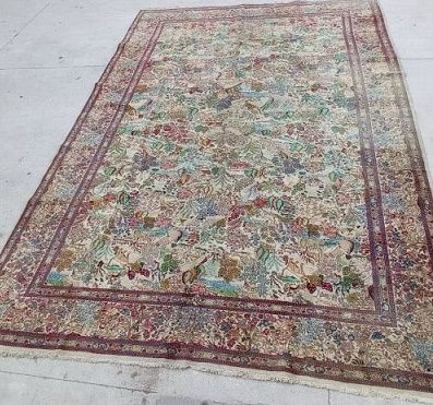 
Grand tapis noué main à décor d'animaux,...