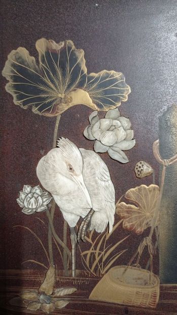 JAPON.

Panneau en laque à décor en semi-relief...