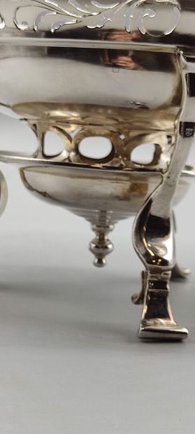 
LILLE XVIIIème. 




Rare réchaud en argent...