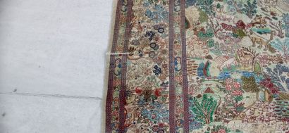 
Grand tapis noué main à décor d'animaux,...