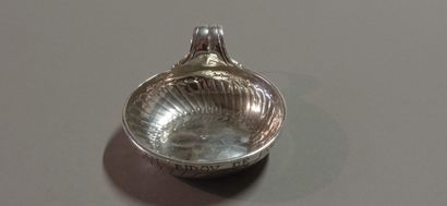 PARIS, 1754.

Taste-vin en argent.

Corps...