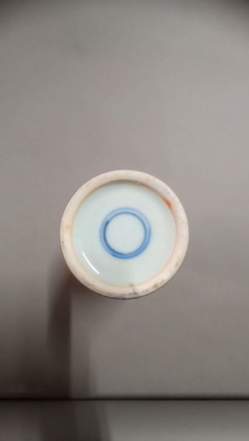 CHINE.

Petit vase de forme balustre à col...