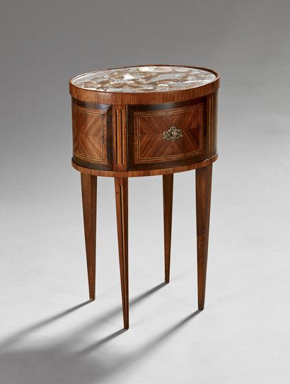 Table de salon de forme tambour, toutes faces...